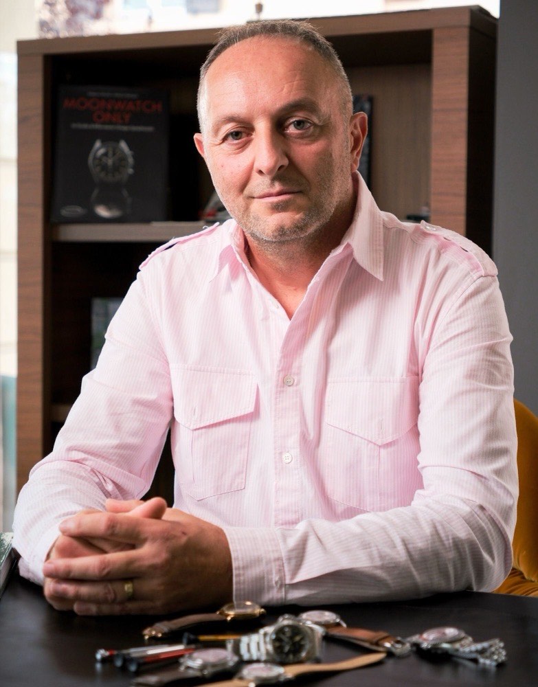 Angelo Montanari nel suo negozio